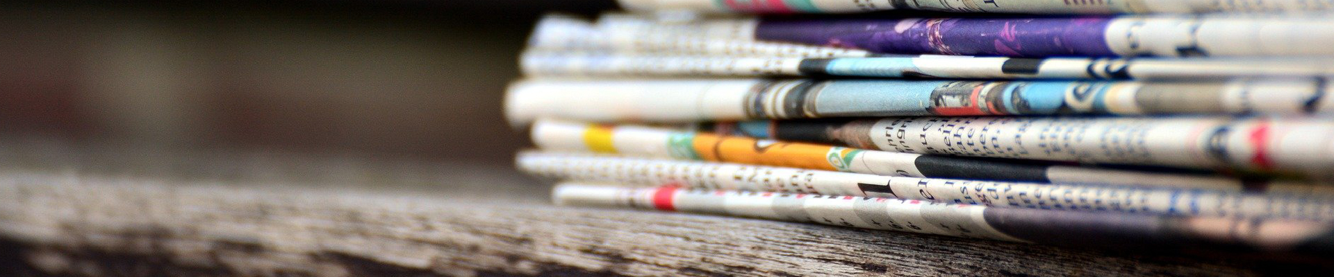 La presse et moi::Suivez mon parcours Tas de journaux